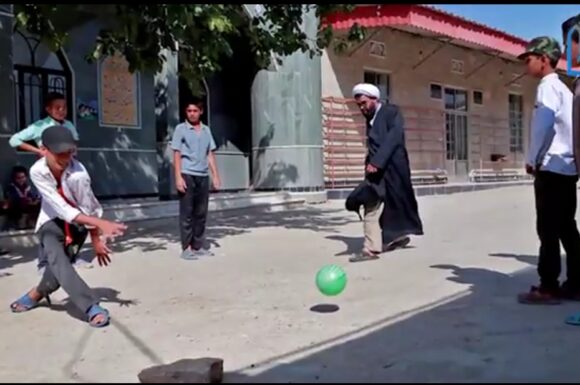 🔻روحانیت باید جذابیتش را خرج تبلیغ و انس با جوانان بکند نه خرج لودگی جلوی دوربین