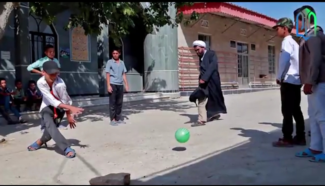 🔻روحانیت باید جذابیتش را خرج تبلیغ و انس با جوانان بکند نه خرج لودگی جلوی دوربین