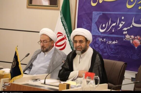 حوزه های علمیه، باید کانون نمایش اخلاق باشند